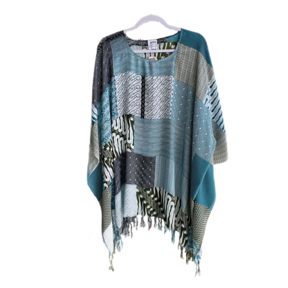 0149/  Batik Rayon Poncho, Bohemian Kaftan Top, Modern Apparel, Multocolor Blue - Picture 6 of 9